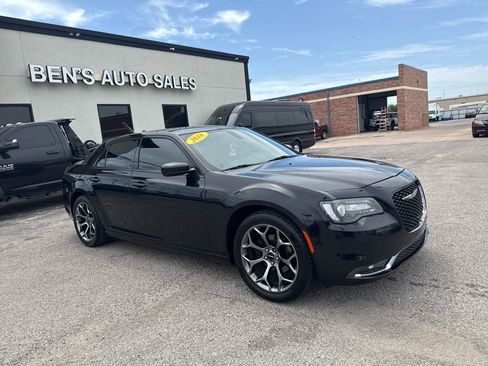 Used 2018 Chrysler 300 S RWD image 4
