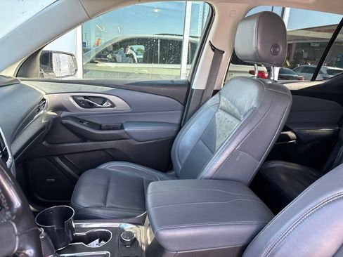 Used 2019 Chevrolet Traverse LT w/ LT Premium Package AWD/4WD image 3