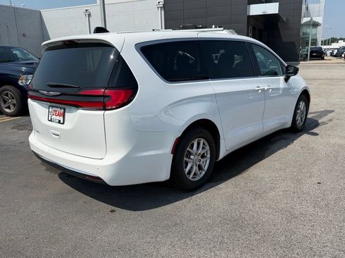 Used 2024 Chrysler Pacifica Touring-L FWD image 10