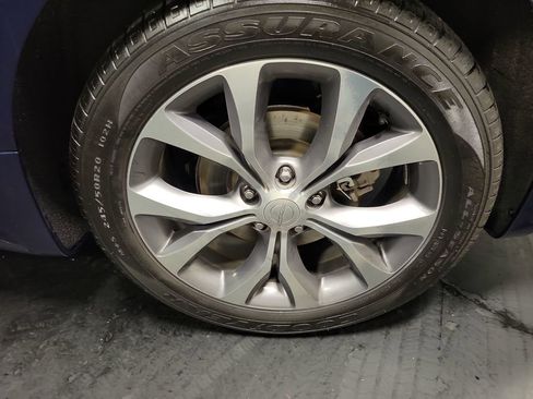 Used 2018 Chrysler Pacifica Limited w/ Tire & Wheel Group image 11