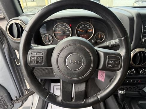 Used 2016 Jeep Wrangler Unlimited Sahara AWD/4WD image 13