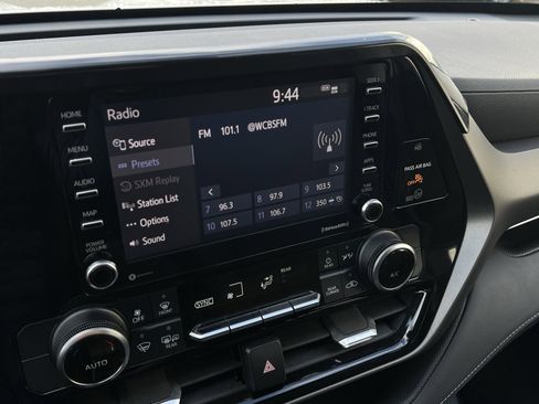 Used 2020 Toyota Highlander L image 23