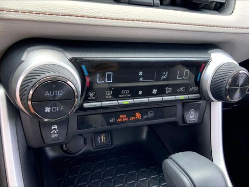 Used 2025 Toyota RAV4 XLE w/ Convenience Package FWD image 33