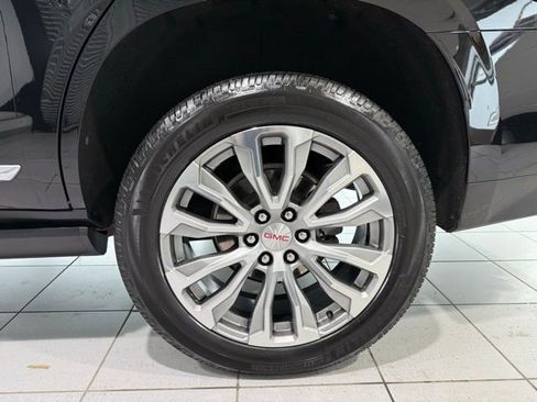 Used 2021 GMC Yukon Denali w/ Denali Premium Package image 9