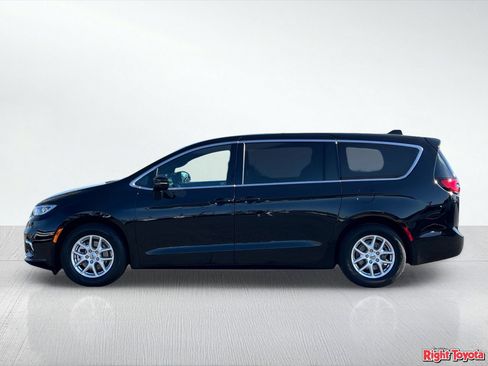 Used 2025 Chrysler Pacifica Select FWD image 3