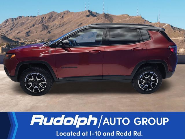 Used 2025 Jeep Compass Trailhawk AWD/4WD image 2