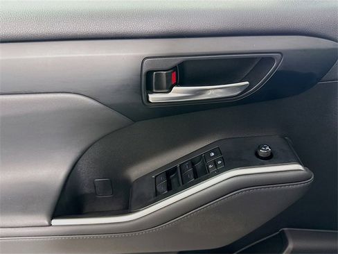 Used 2022 Toyota Highlander XLE image 14