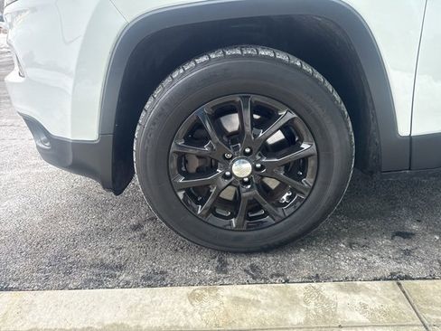 Used 2016 Jeep Cherokee Latitude w/ Cold Weather Group image 8