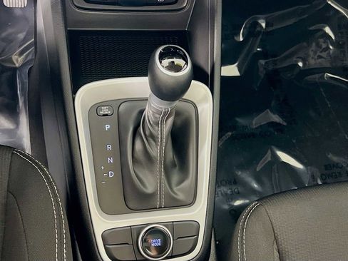 Certified 2025 Hyundai Venue SEL FWD image 16