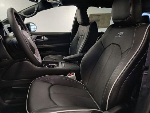 New 2026 Chrysler Pacifica Limited image 10