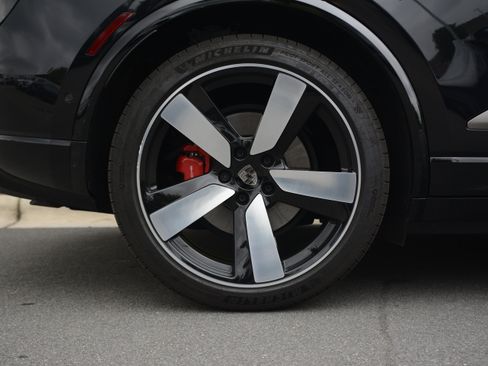 Certified 2025 Porsche Macan Turbo Electric AWD/4WD image 39