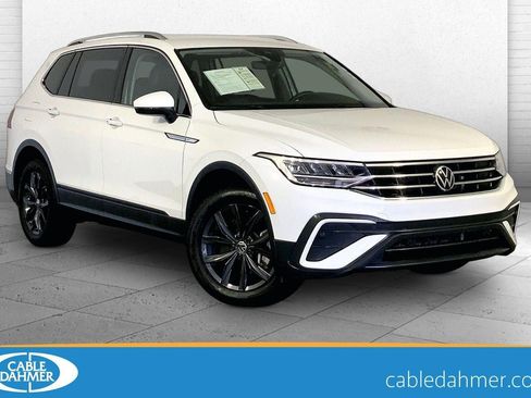Used 2024 Volkswagen Tiguan SE FWD image 1