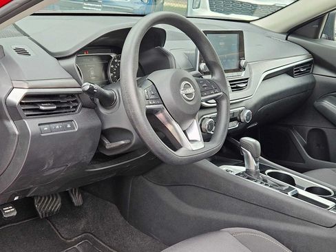 Used 2024 Nissan Altima 2.5 SV FWD image 2