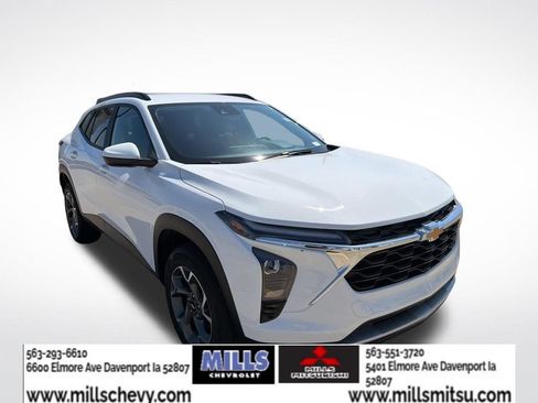 Used 2025 Chevrolet Trax LT w/ Driver Confidence Package FWD image 3