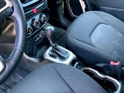 Used 2016 Jeep Renegade Latitude FWD image 17