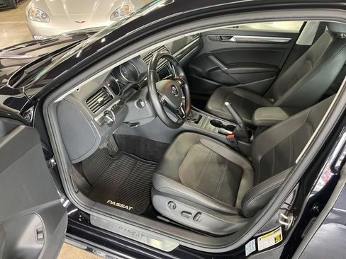 Used 2018 Volkswagen Passat 2.0T SE FWD image 31