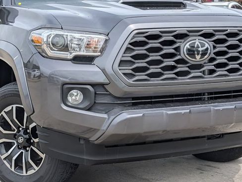 Used 2022 Toyota Tacoma TRD Sport w/ Technology Package AWD/4WD image 3
