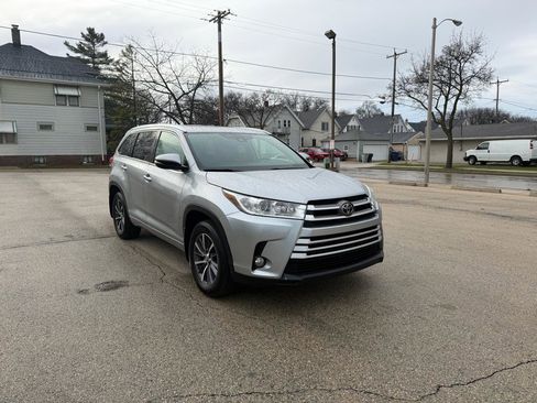 Used 2018 Toyota Highlander XLE image 1