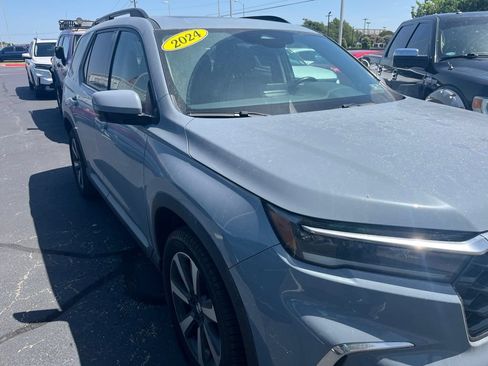 Used 2024 Honda Pilot Touring image 3
