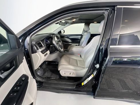 Used 2019 Toyota Highlander XLE FWD image 10