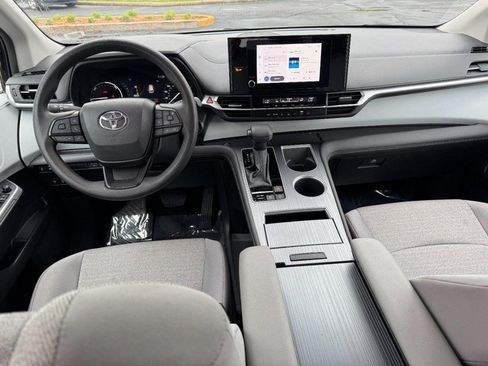 Used 2025 Toyota Sienna LE FWD image 12
