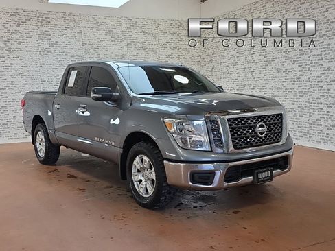 Used 2018 Nissan Titan SV image 1