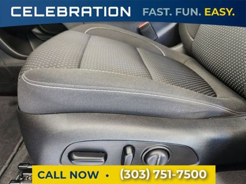 Used 2023 GMC Acadia SLE w/ Driver Convenience Package image 10