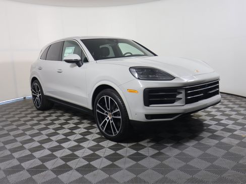 Used 2025 Porsche Cayenne image 9