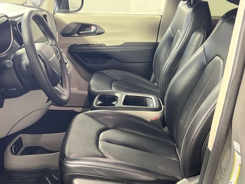 Used 2023 Chrysler Pacifica Touring-L image 13