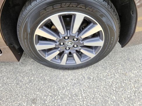 Used 2019 Toyota Sienna Limited Premium FWD image 6