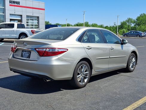 Used 2017 Toyota Camry SE w/ Moonroof Package FWD image 6