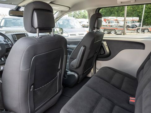 Used 2018 Dodge Grand Caravan SE w/ UConnect Hands-Free Group FWD image 15