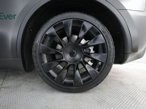 Used 2022 Tesla Model Y Long Range image 18