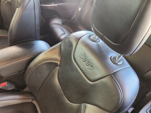 Used 2019 Jeep Cherokee Limited FWD image 25