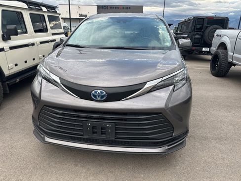 Used 2024 Toyota Sienna LE image 2