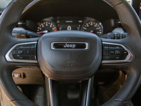 Used 2024 Jeep Compass Latitude AWD/4WD image 16