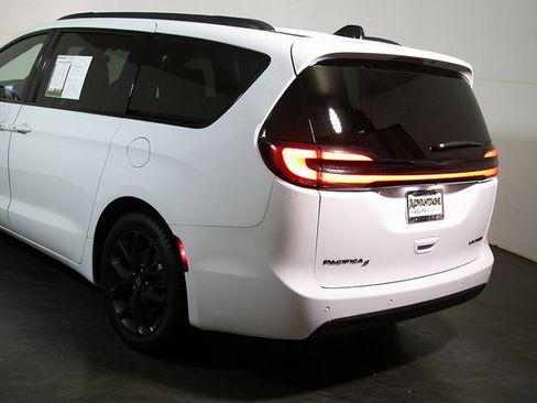 Used 2025 Chrysler Pacifica Limited image 11