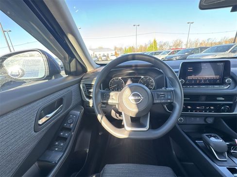 Used 2023 Nissan Rogue SV image 14