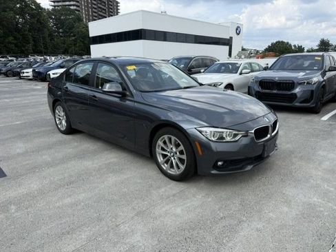 Used 2017 BMW 320i xDrive Sedan AWD/4WD image 2