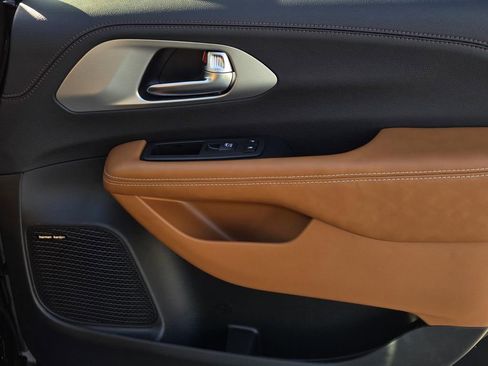 New 2026 Chrysler Pacifica Pinnacle image 8