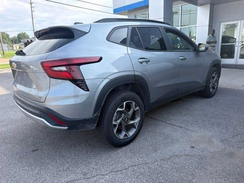 Used 2025 Chevrolet Trax LT FWD image 15