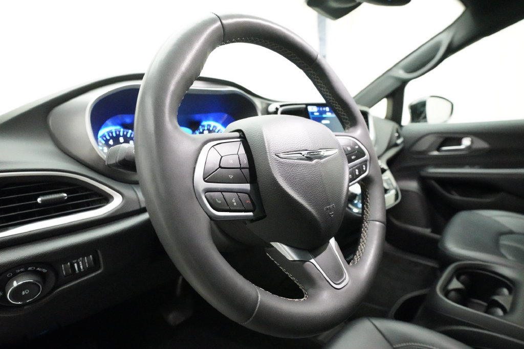 Used 2025 Chrysler Pacifica Select FWD image 8