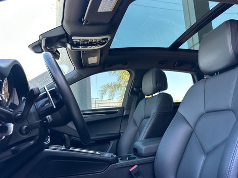 Certified 2023 Porsche Macan AWD/4WD image 5