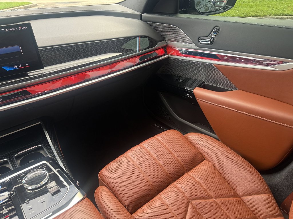 Used 2025 BMW i7 eDrive50 w/ M Sport Package RWD image 15