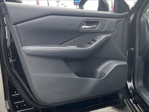 Used 2025 Nissan Rogue SV AWD/4WD image 25