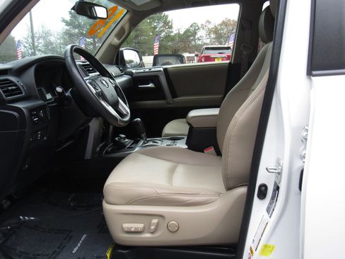 Used 2018 Toyota 4Runner SR5 Premium image 10