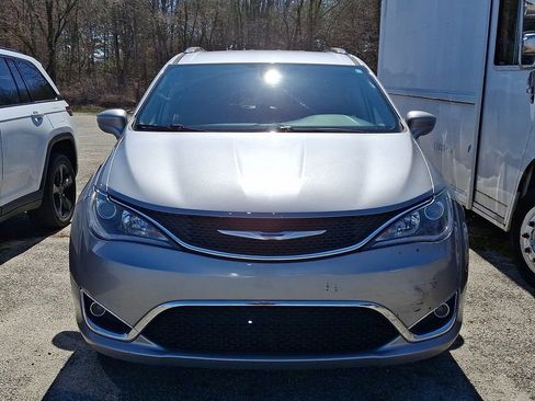 Used 2018 Chrysler Pacifica Touring-L Plus w/ Tire & Wheel Group image 2