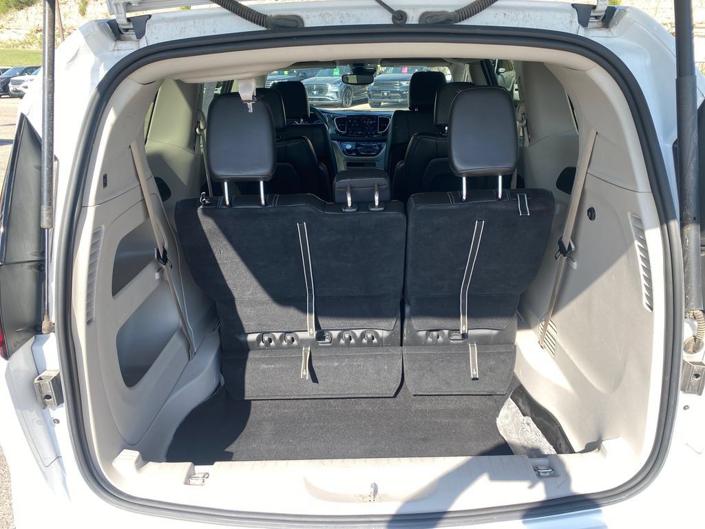 Used 2024 Chrysler Pacifica Touring-L FWD image 22
