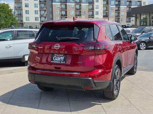Used 2026 Nissan Rogue SV AWD/4WD image 3