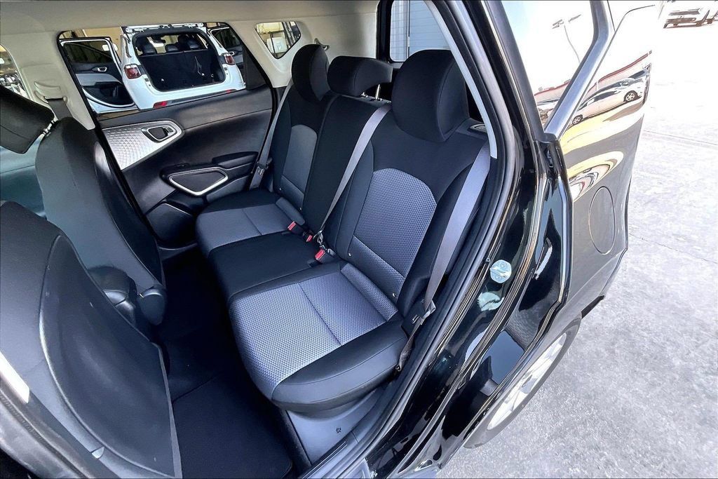 Used 2025 Kia Soul LX w/ LX Technology Package FWD image 25